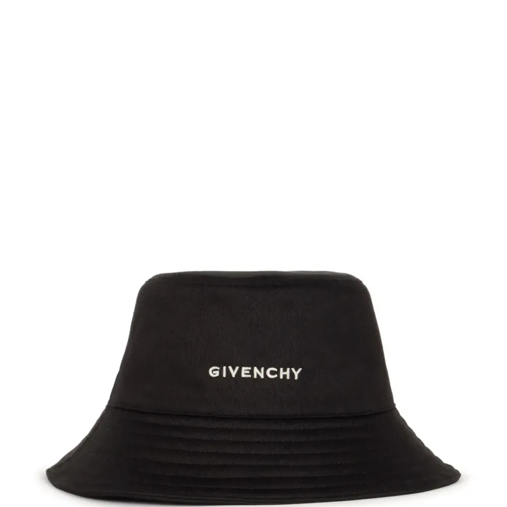 панама с вышитым логотипом