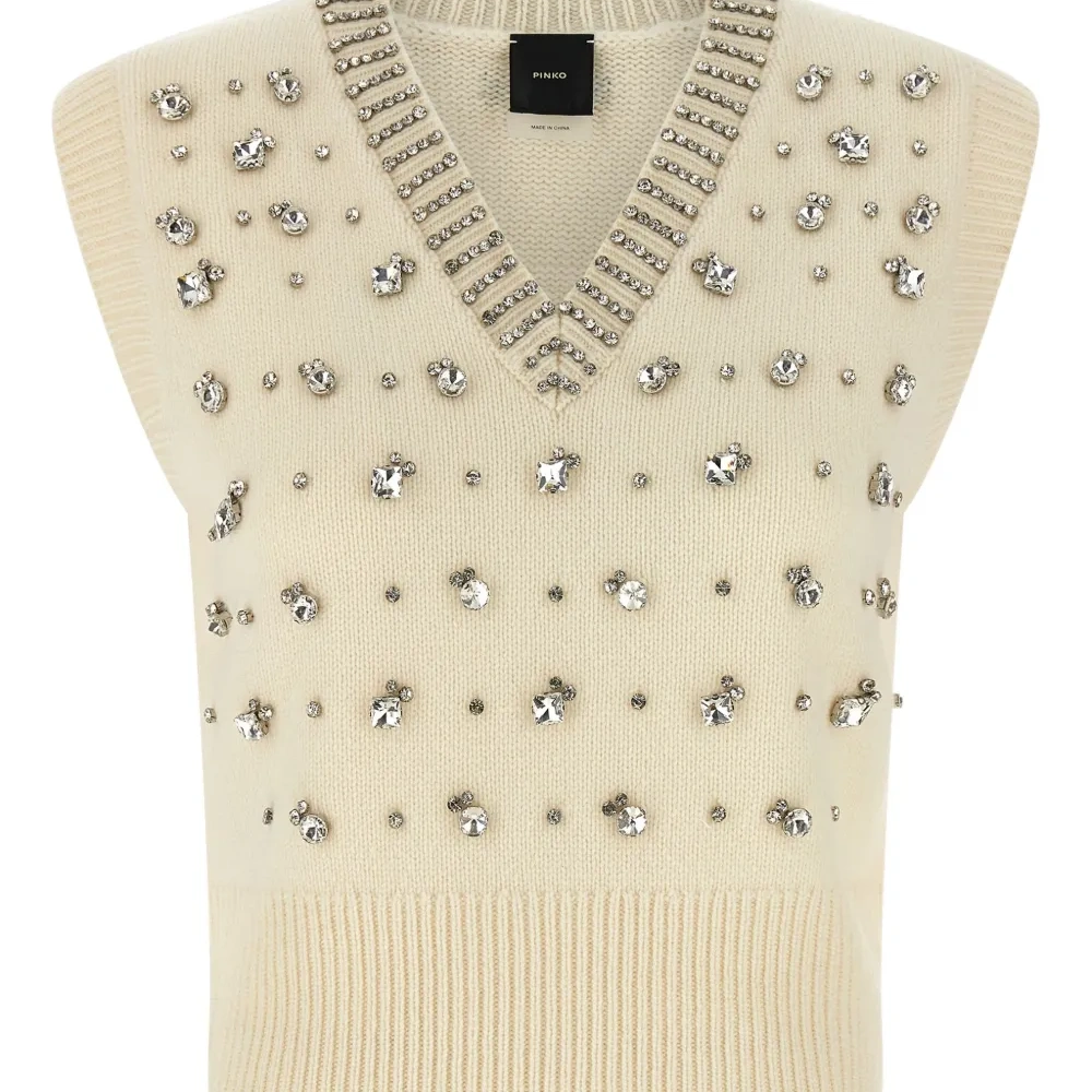 топ с кристаллами и V-образным вырезом