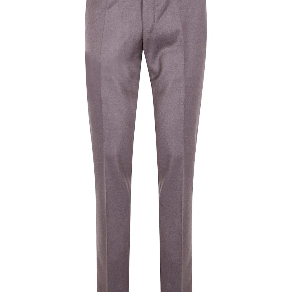 брюки с карманами