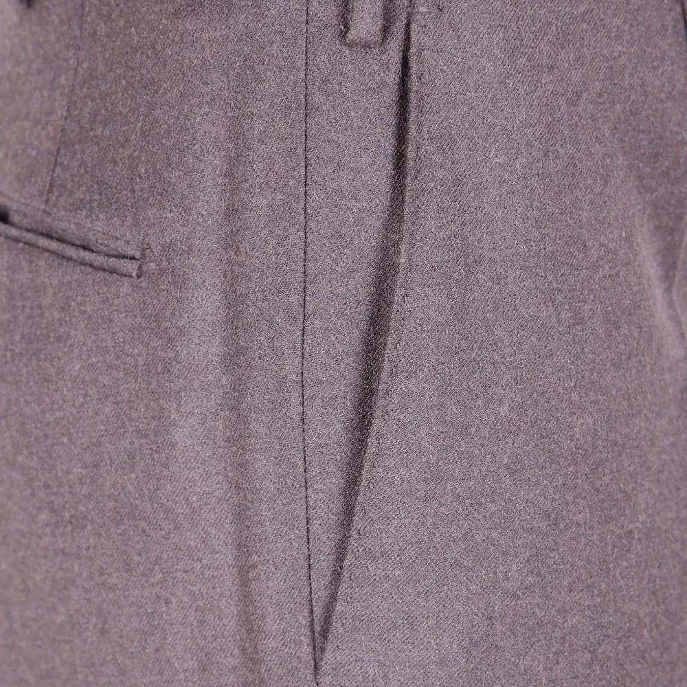 брюки с карманами