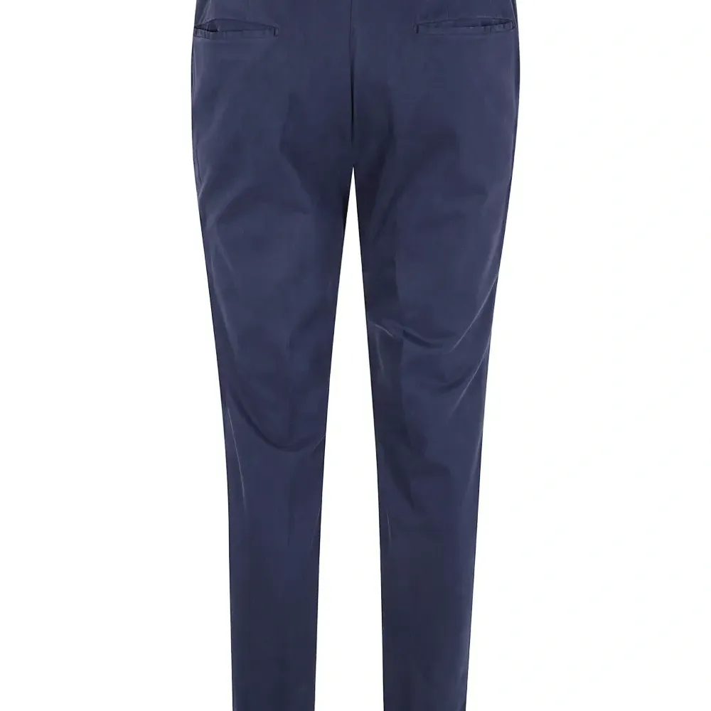 брюки с карманами