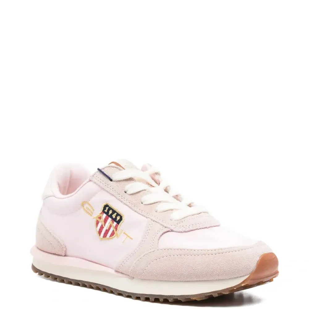 Кроссовки с вышитым логотипом