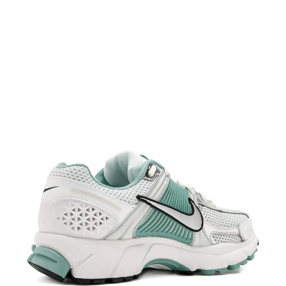 Кроссовки Vomero 5