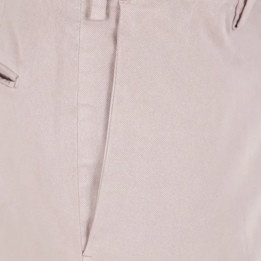 брюки с карманами