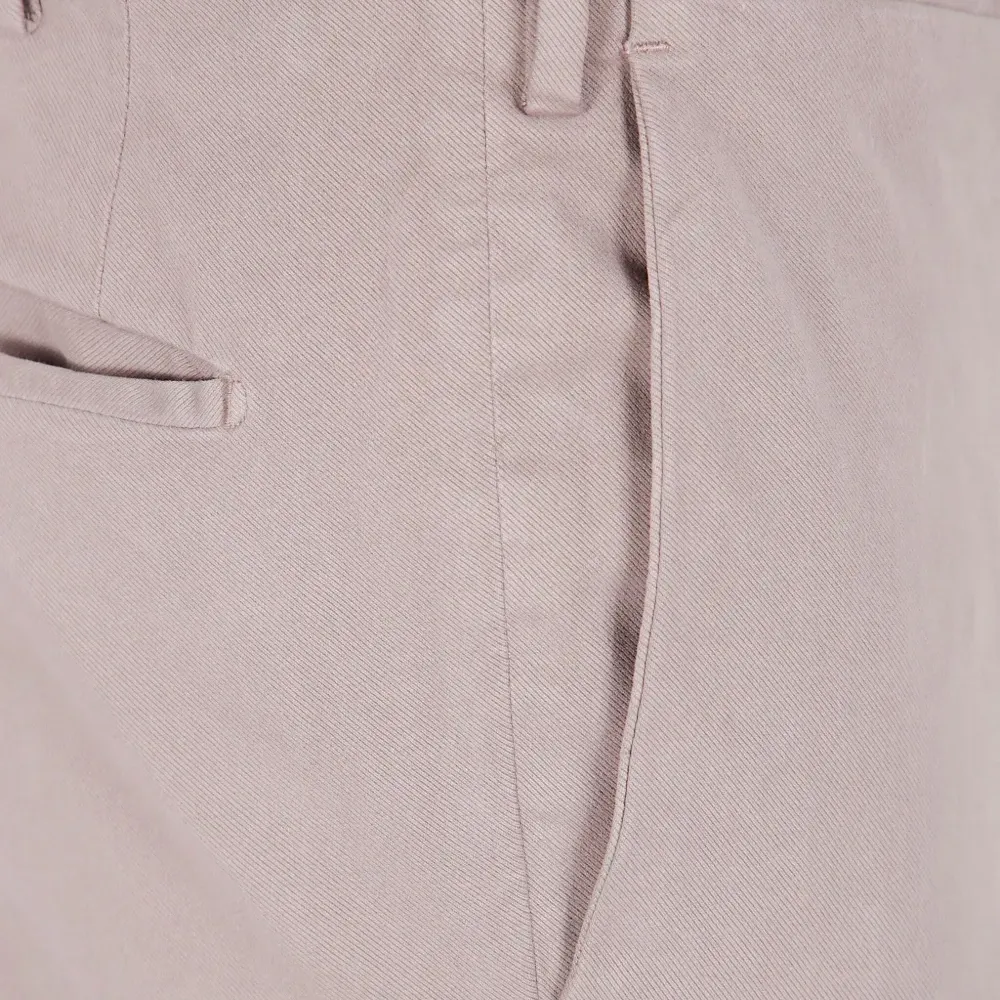 брюки с карманами