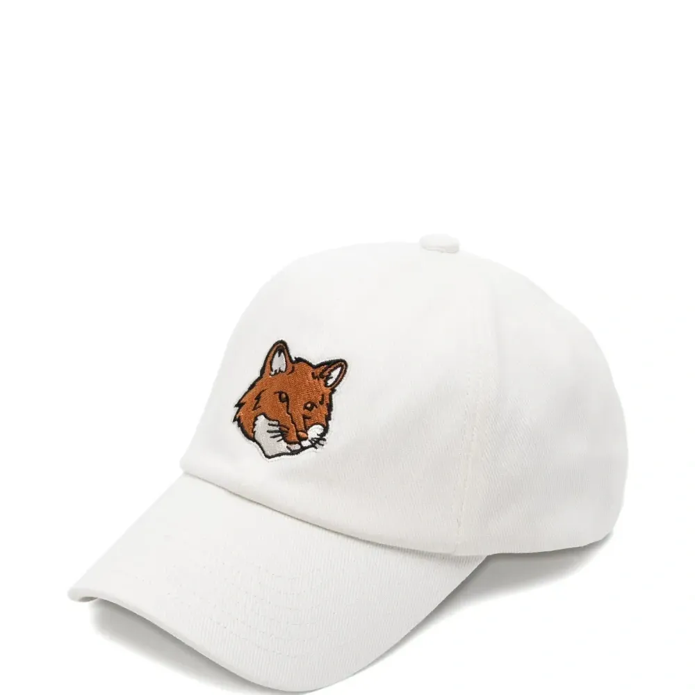 Кепка с нашивкой-логотипом