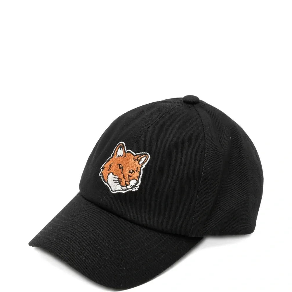 кепка с нашивкой-логотипом