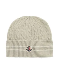 Шапка из шерсти с косами