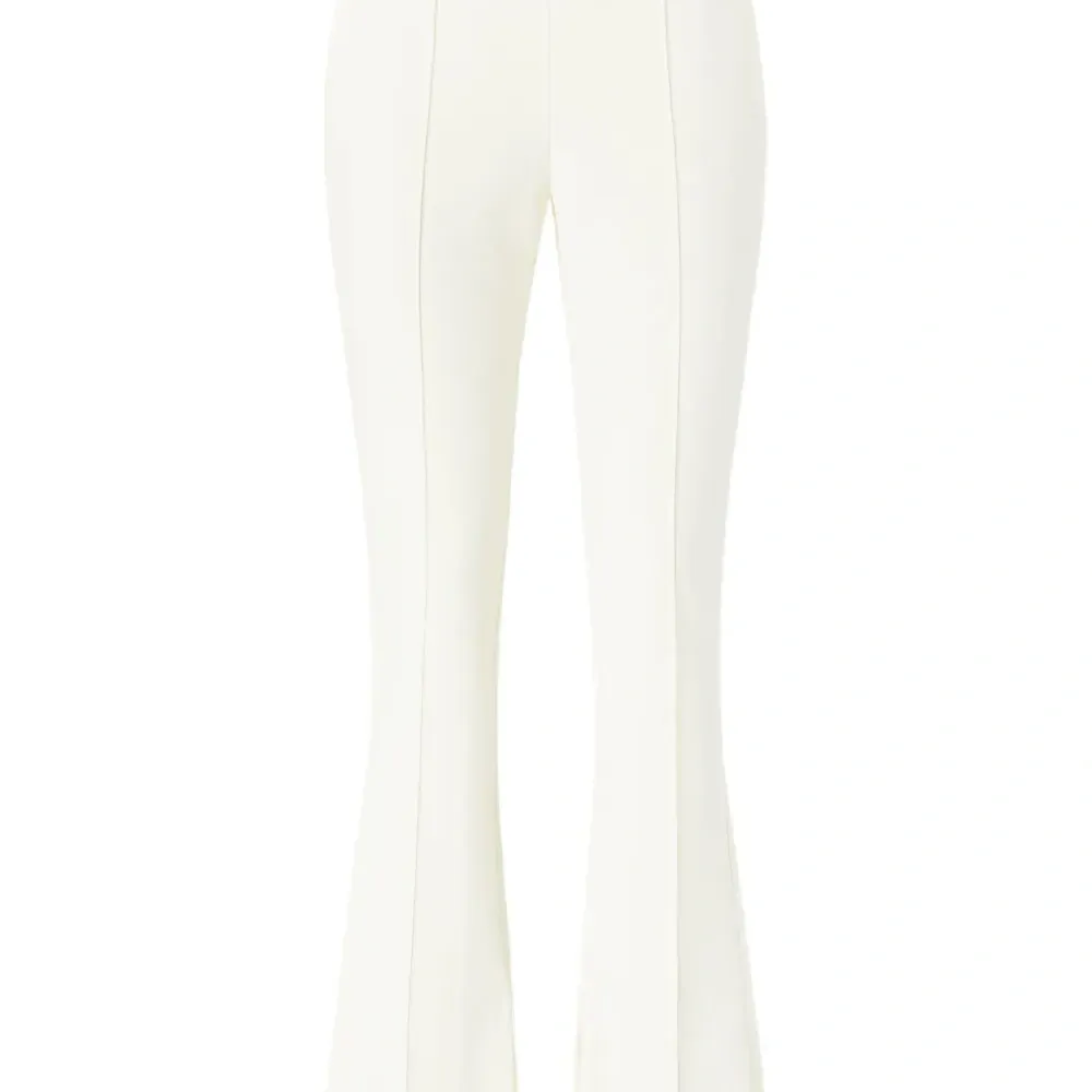 расклешенные джинсы