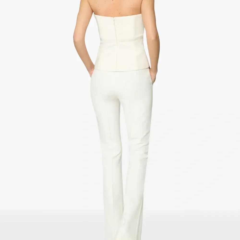 расклешенные джинсы