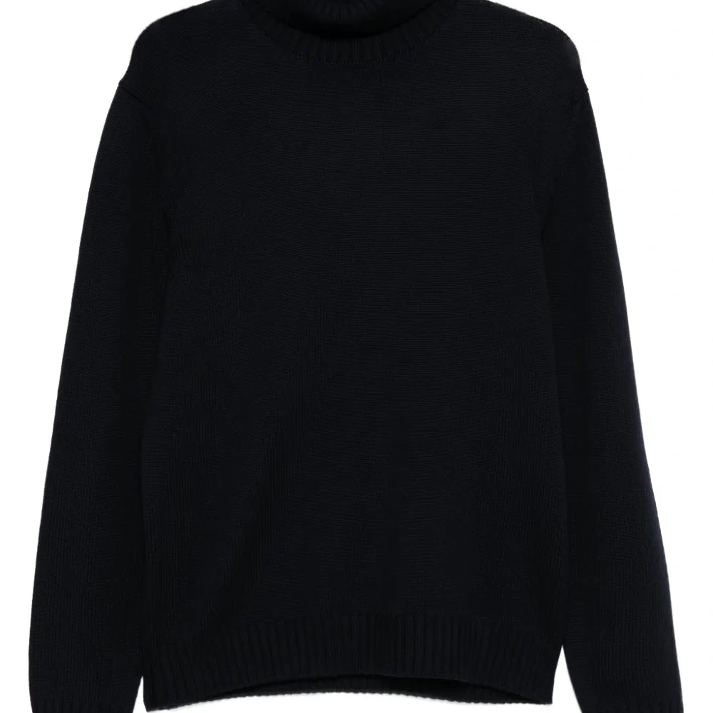 Шерстяной свитер с высоким воротником