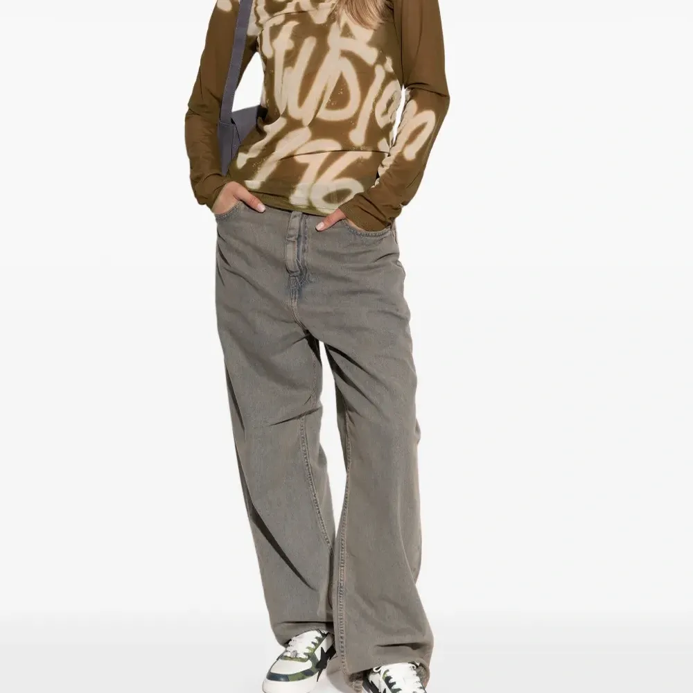 Кроссовки с камуфляжным узором и аппликацией