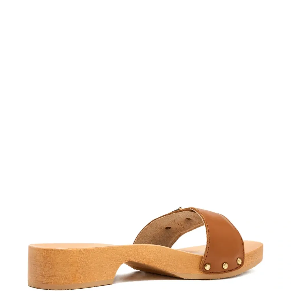 Сандалии с пряжками