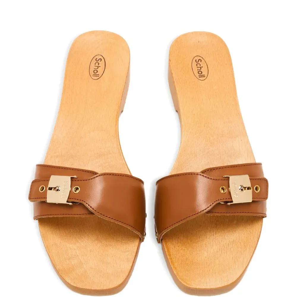 Сандалии с пряжками