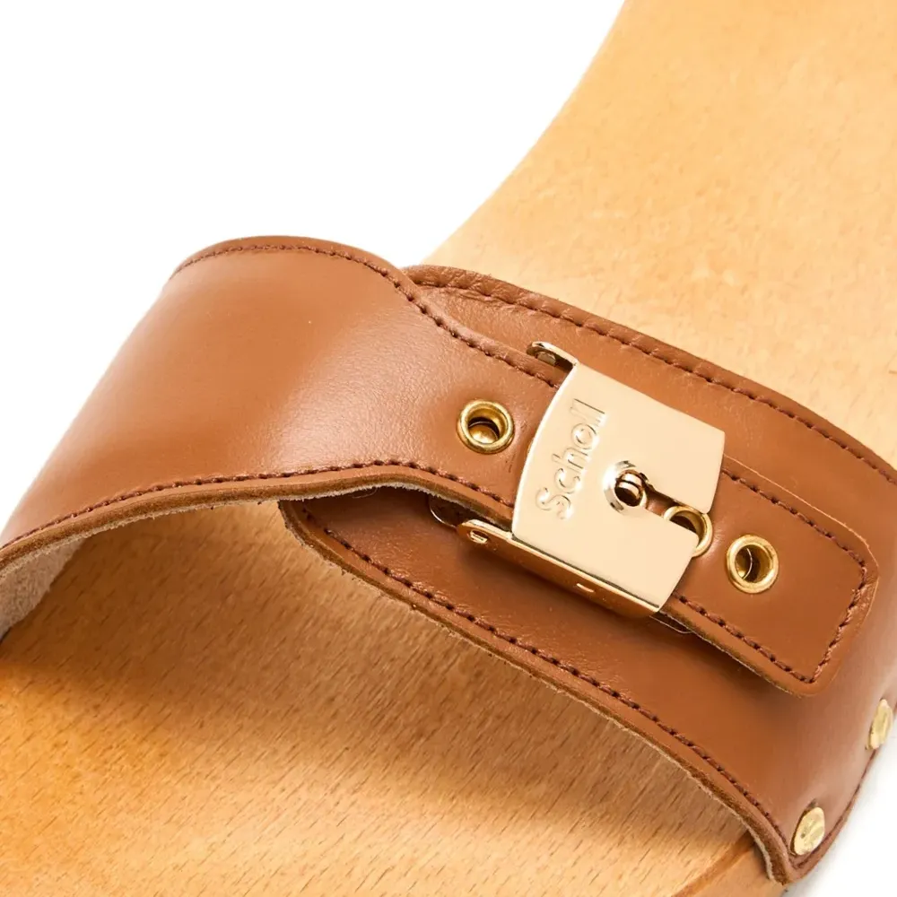 Сандалии с пряжками