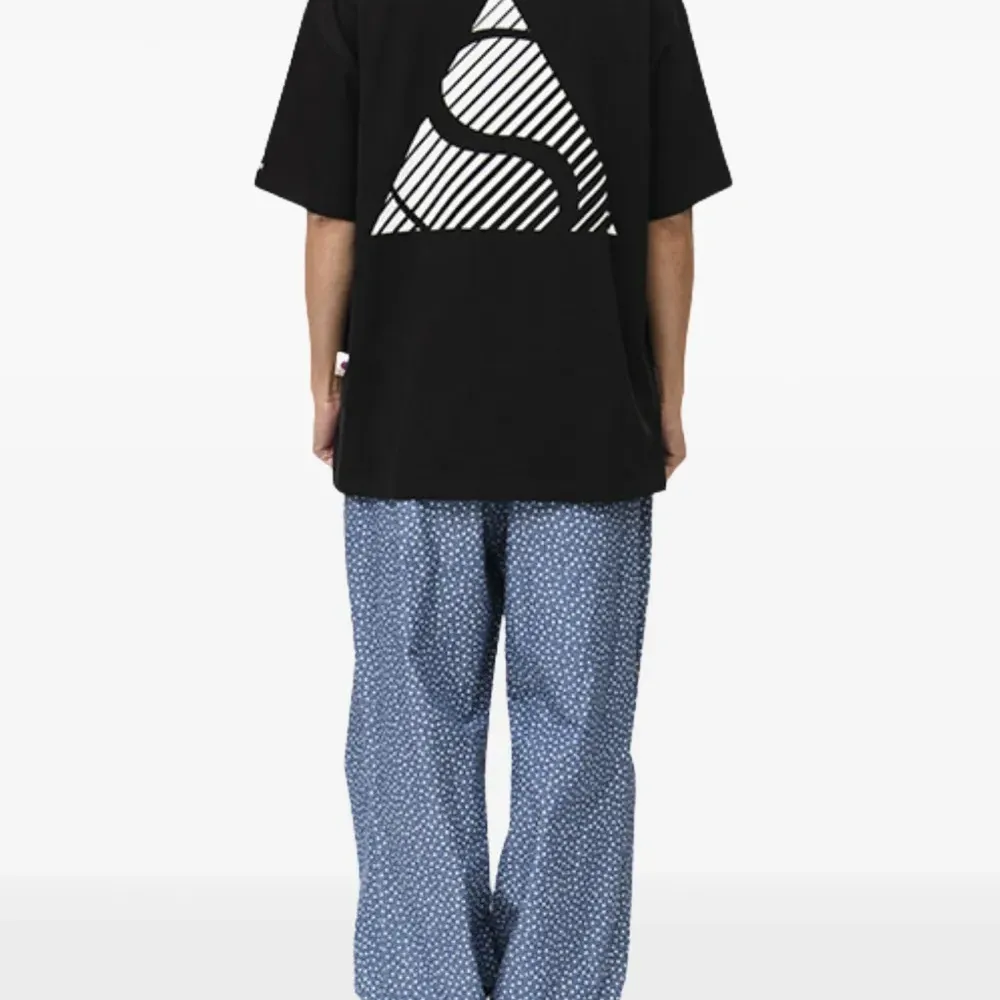 Футболка с графичным принтом