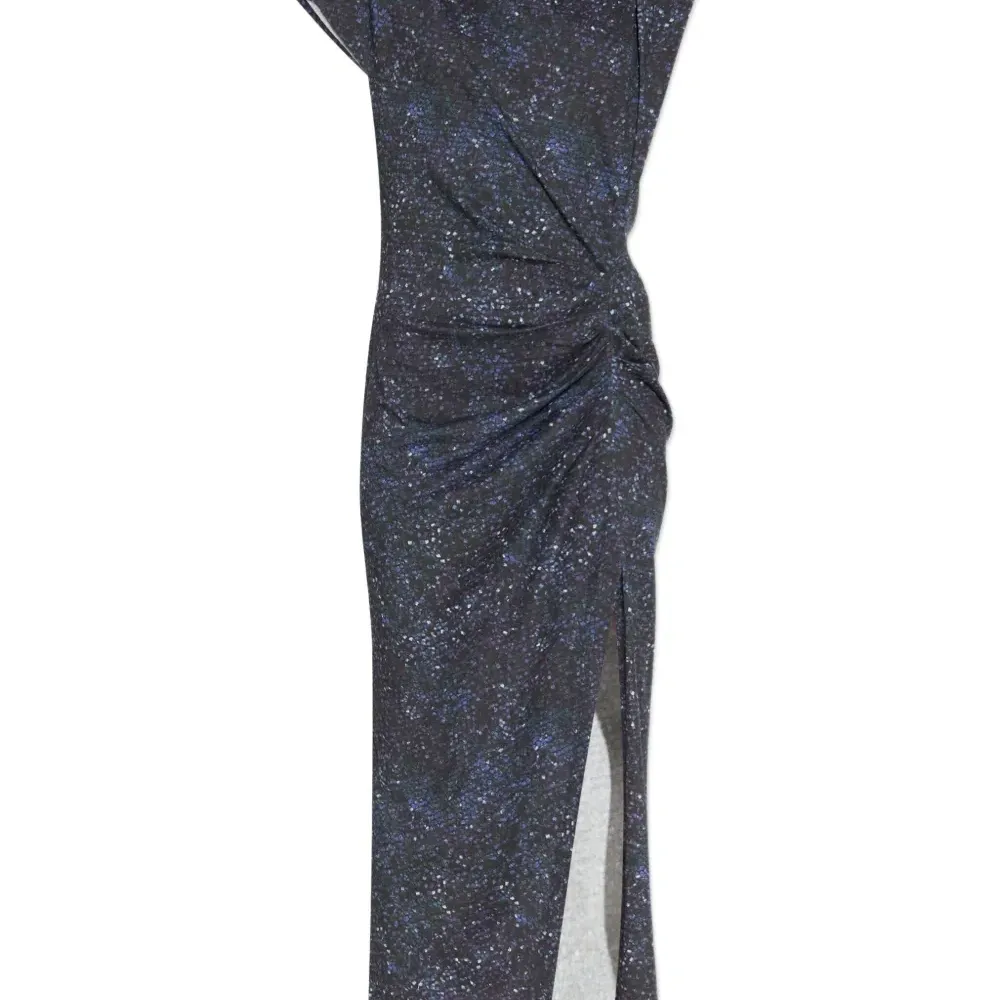 Платье с разрезом и принтом