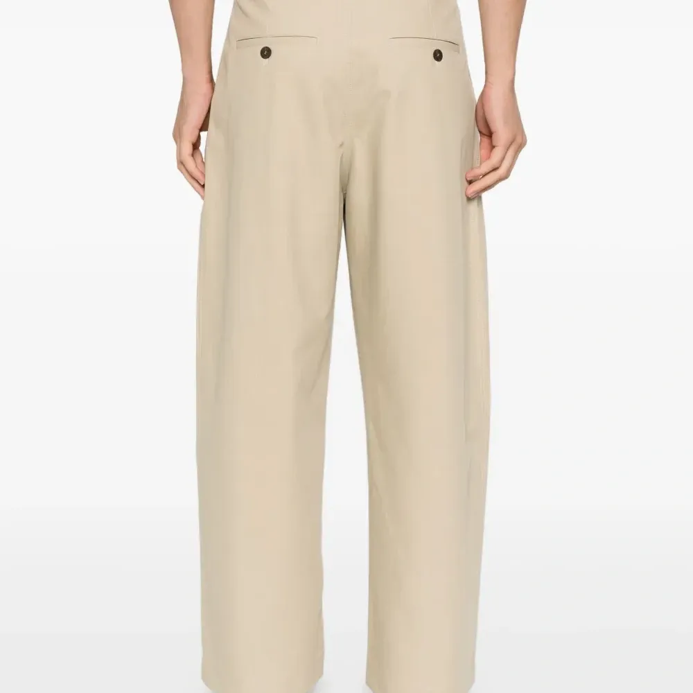 Брюки на пуговицах