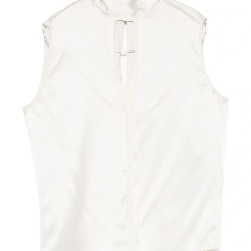 Блузка с вырезом