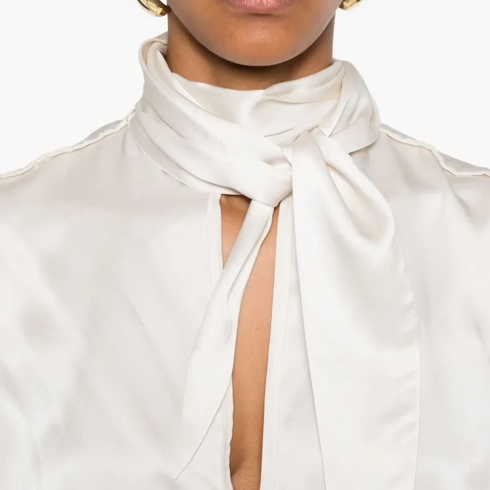 Блузка с вырезом