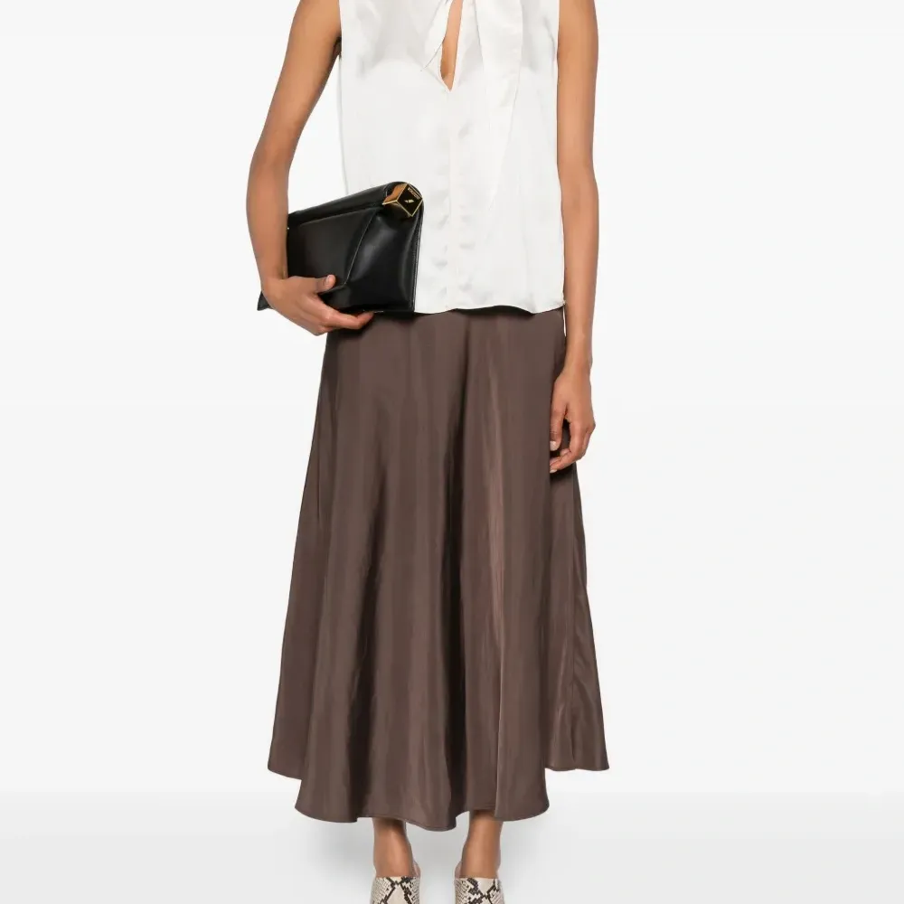 Блузка с вырезом