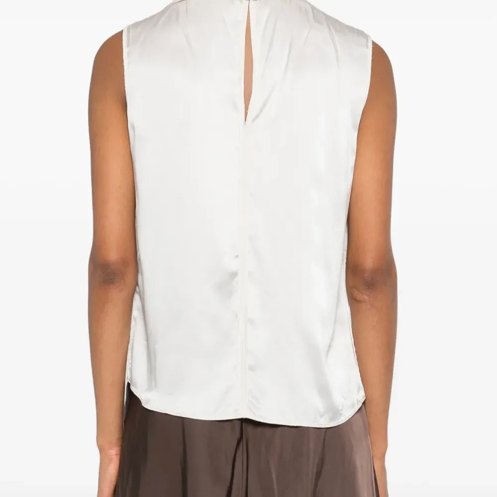 Блузка с вырезом