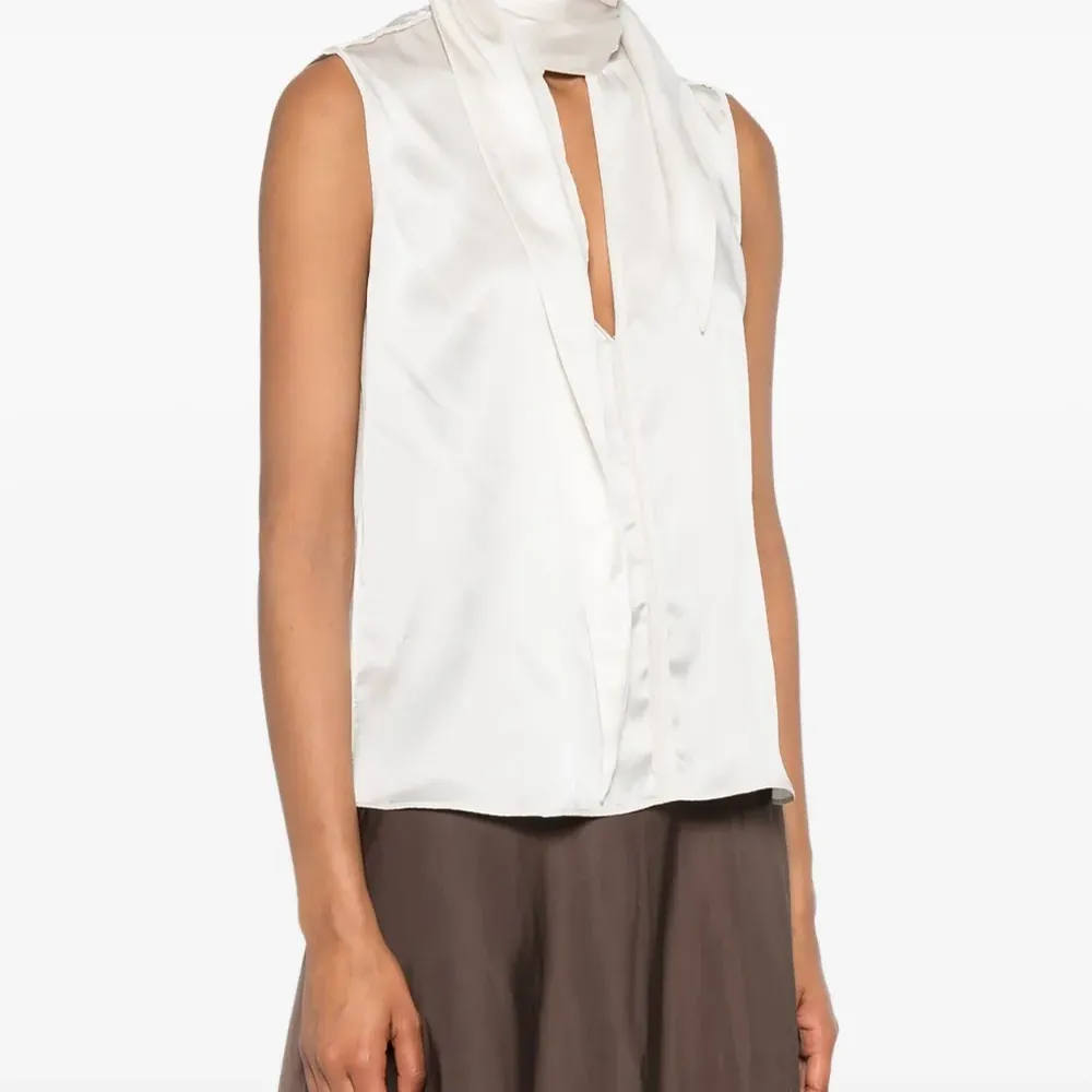 Блузка с вырезом