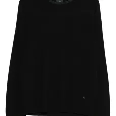 Свитер с вышитым логотипом