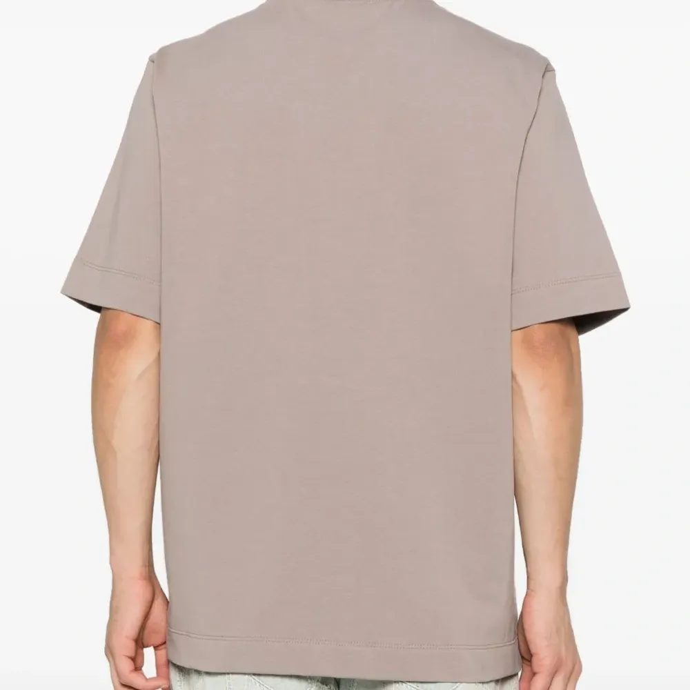 Футболка с вышитым логотипом