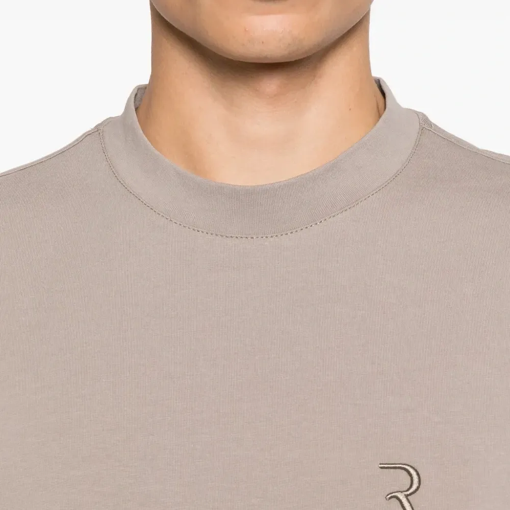 Футболка с вышитым логотипом