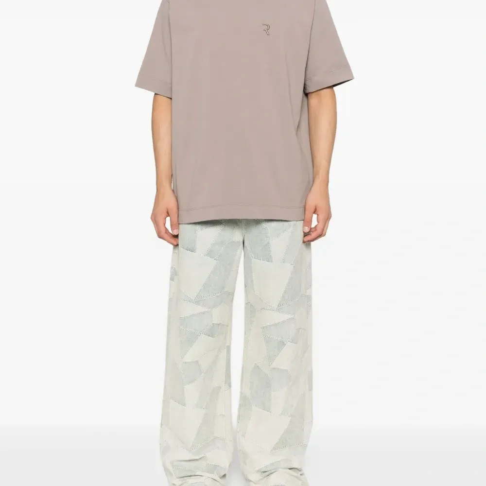 Футболка с вышитым логотипом