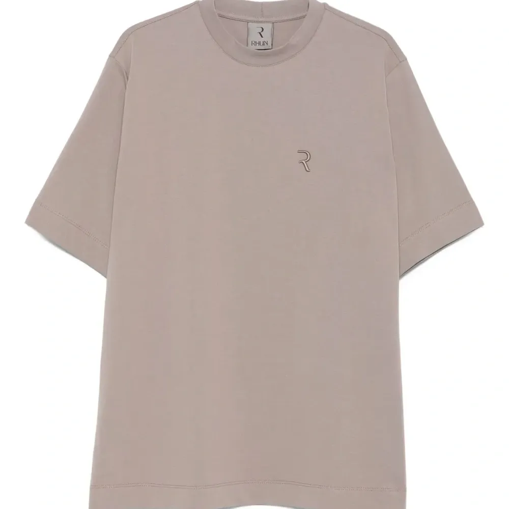 Футболка с вышитым логотипом