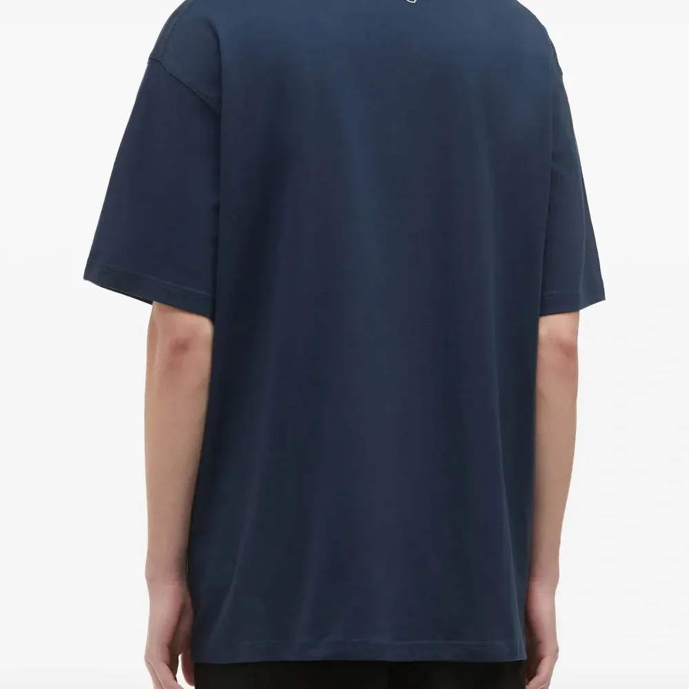 футболка с вышитым логотипом