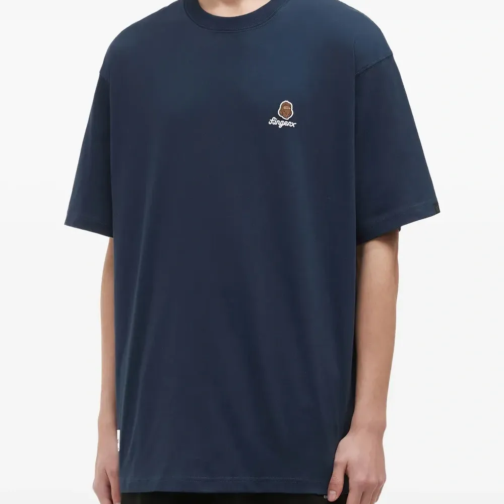 футболка с вышитым логотипом