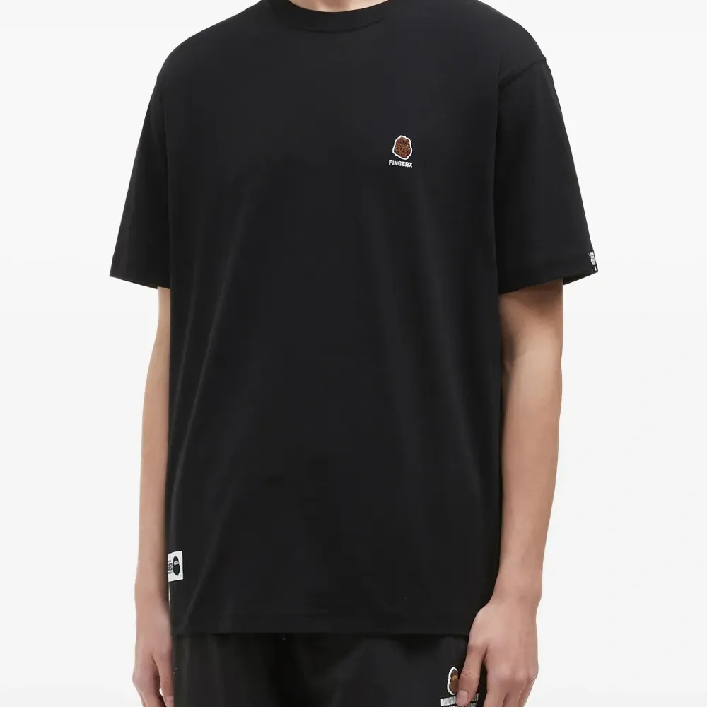 футболка с вышитым логотипом