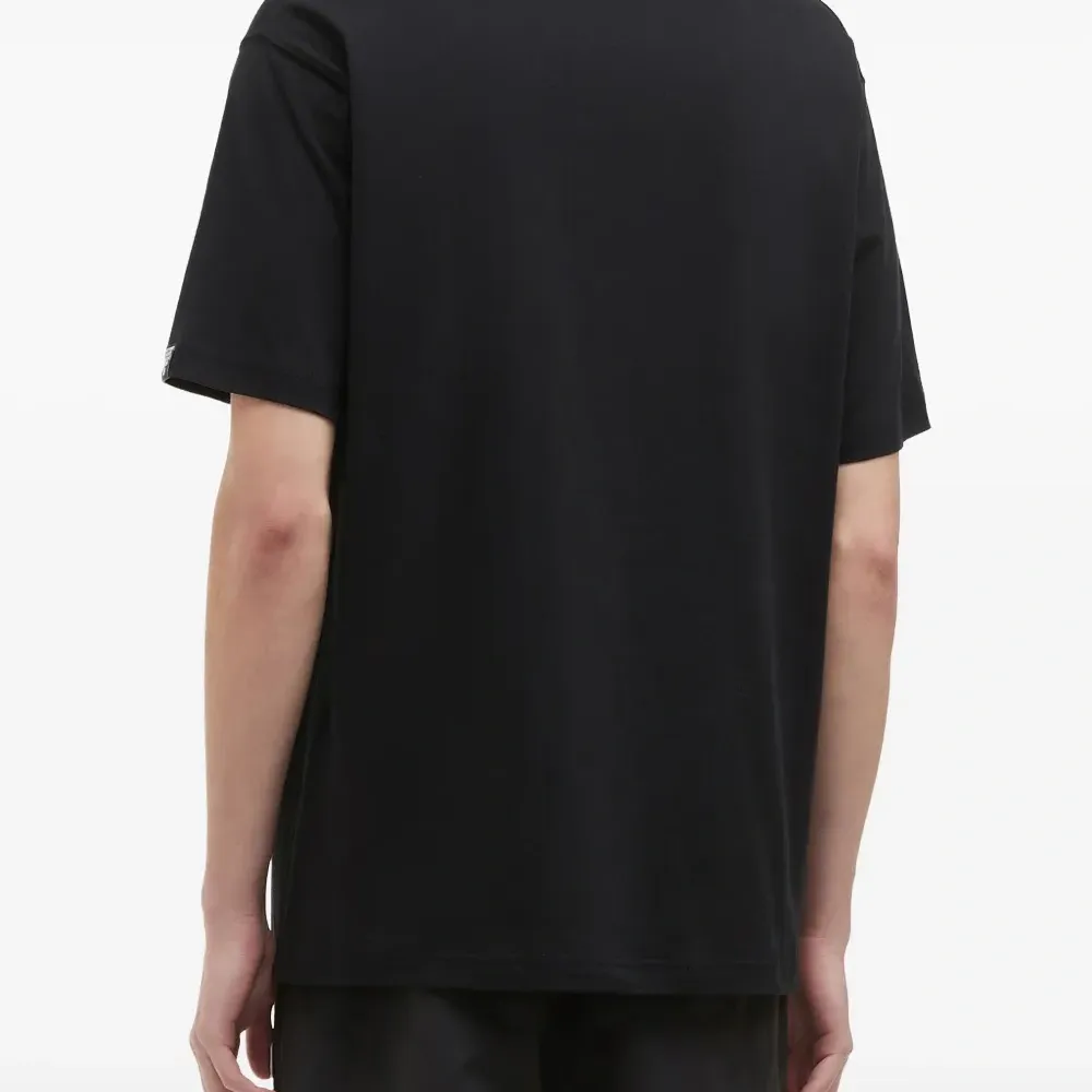 футболка с вышитым логотипом