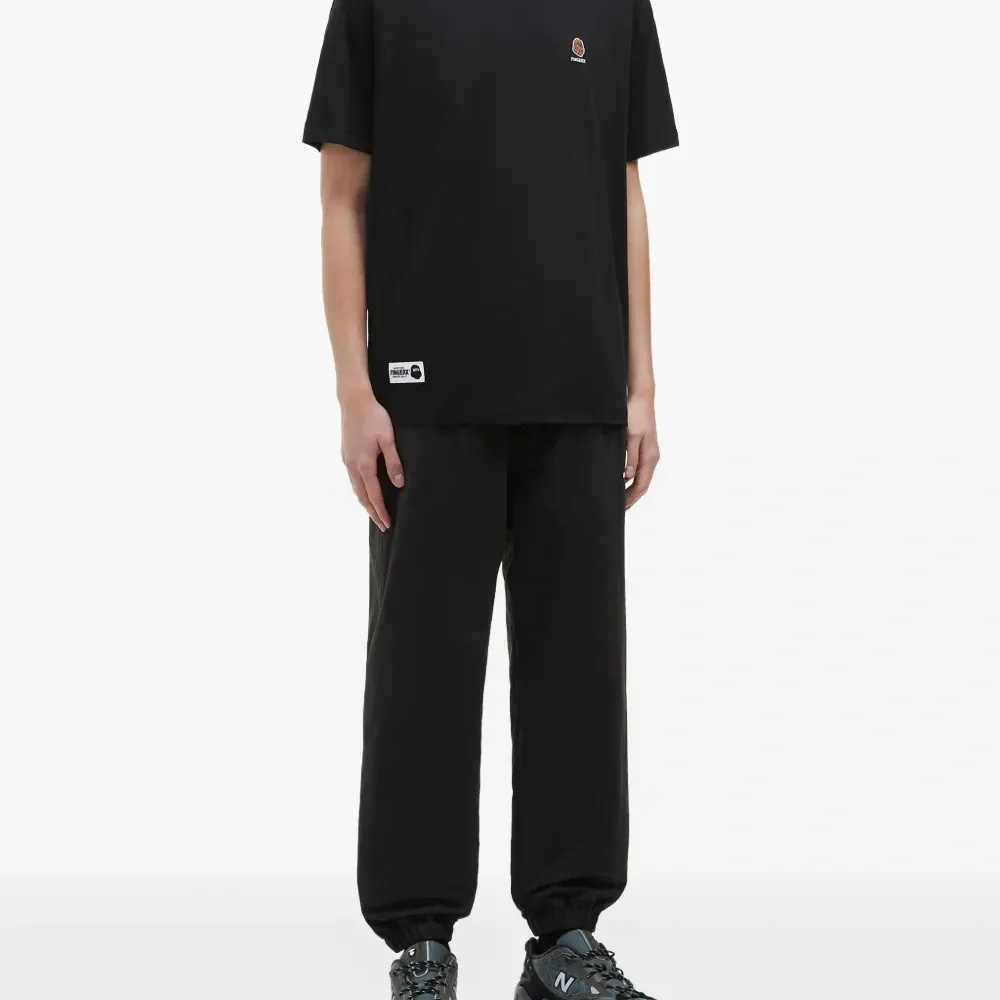 футболка с вышитым логотипом