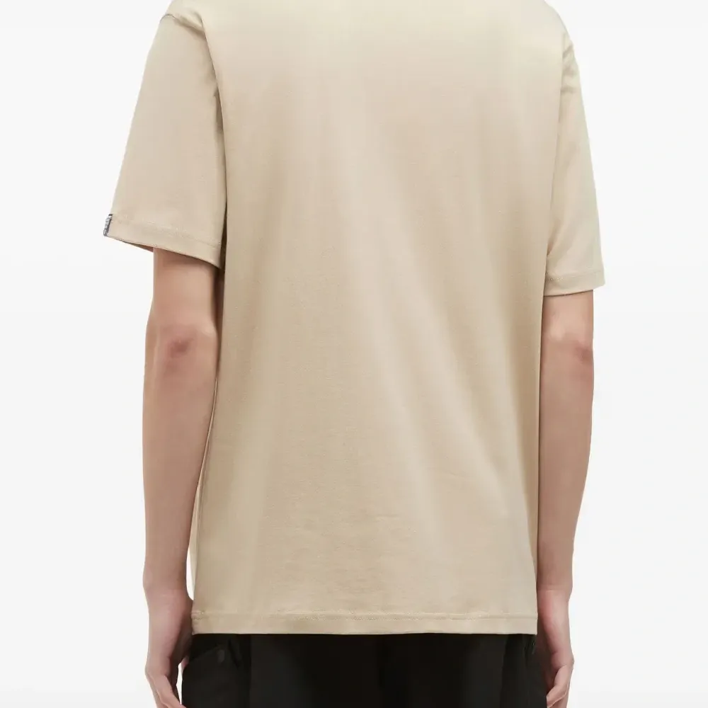 футболка с вышитым логотипом