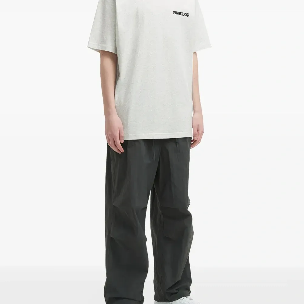 футболка с вышитым логотипом