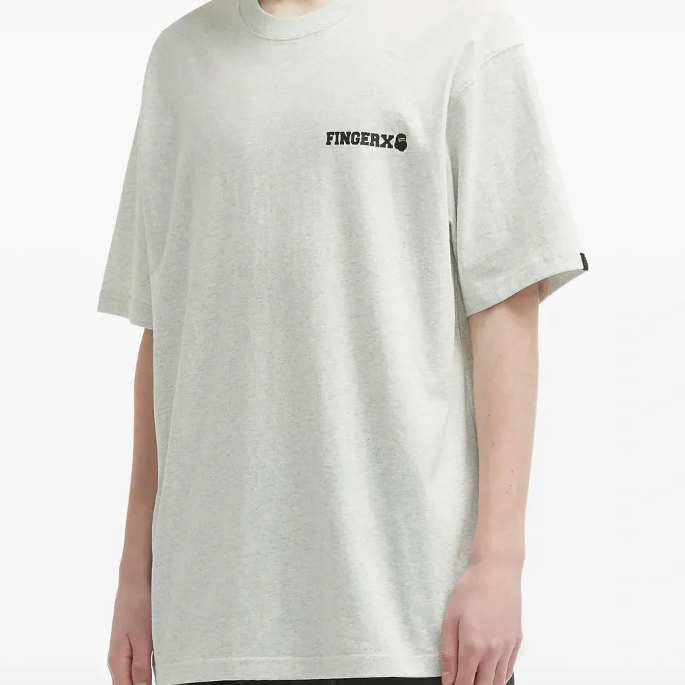 футболка с вышитым логотипом