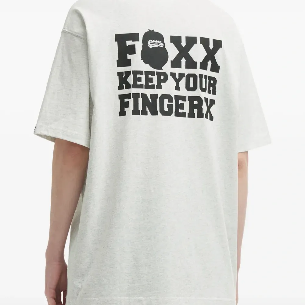 футболка с вышитым логотипом