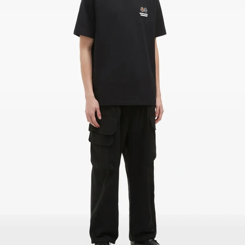 футболка с вышитым логотипом