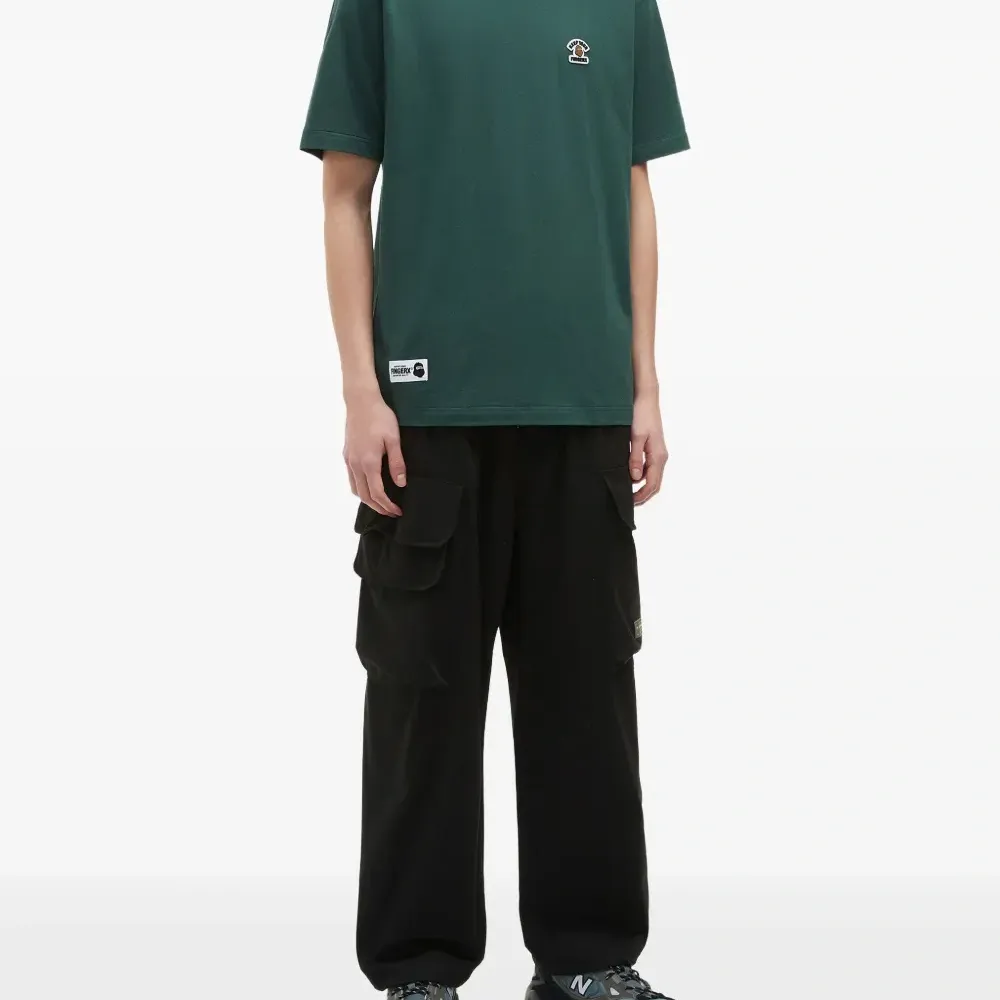 футболка с вышитым логотипом