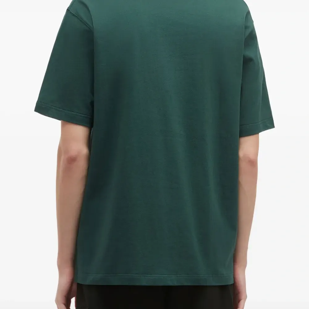 футболка с вышитым логотипом