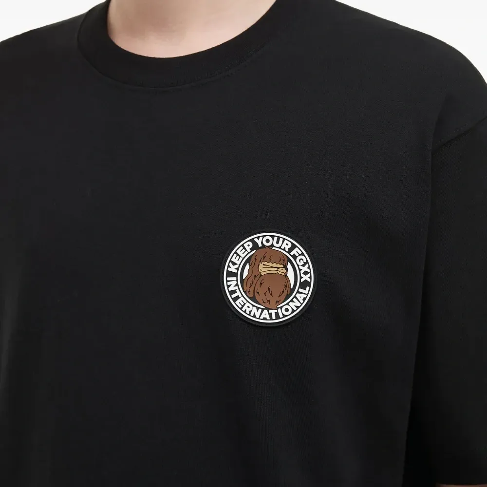 футболка с вышитым логотипом