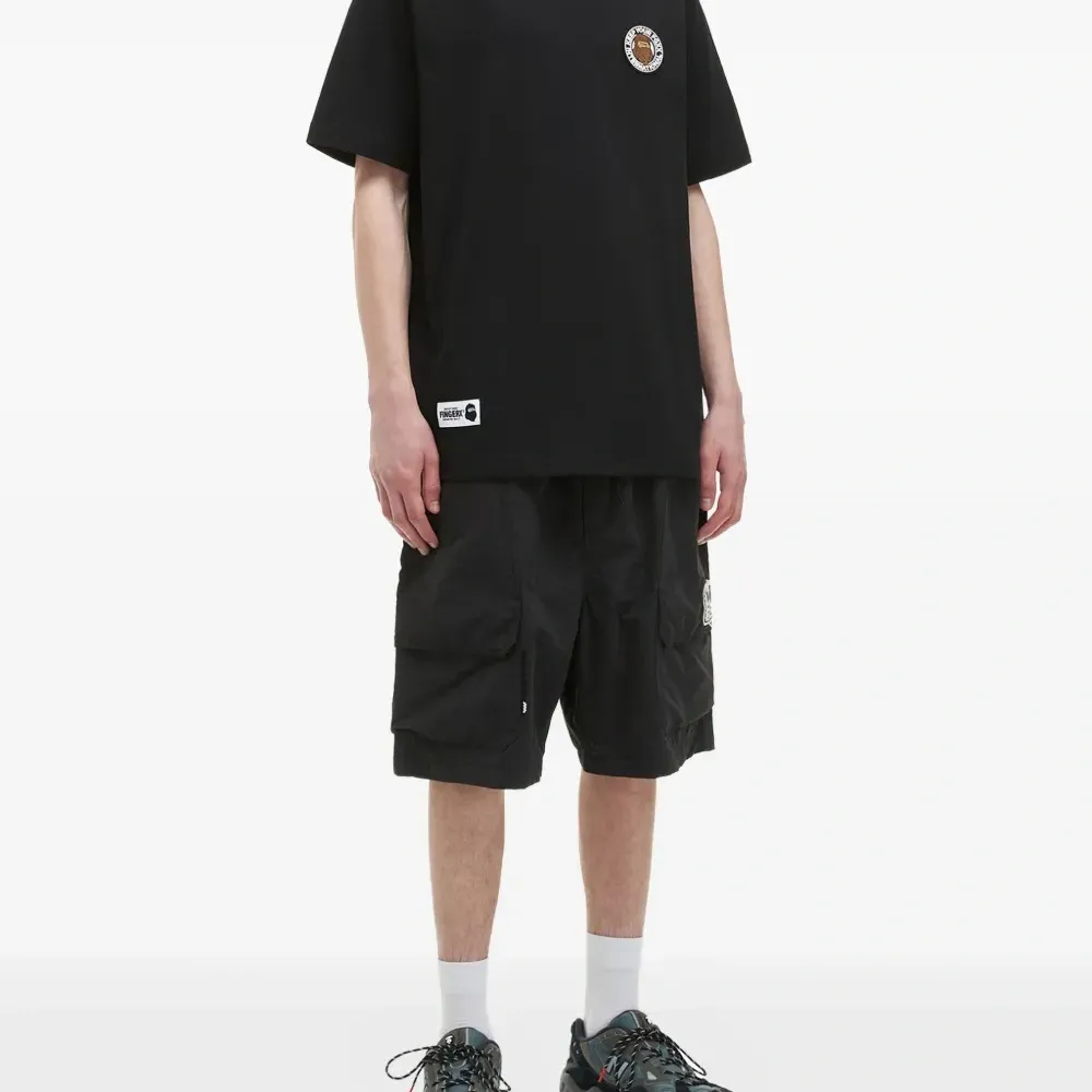 футболка с вышитым логотипом