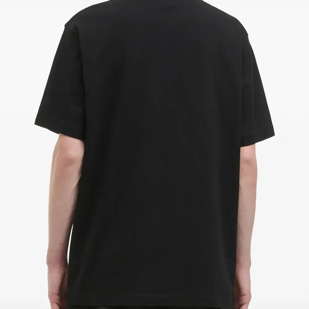 футболка с вышитым логотипом