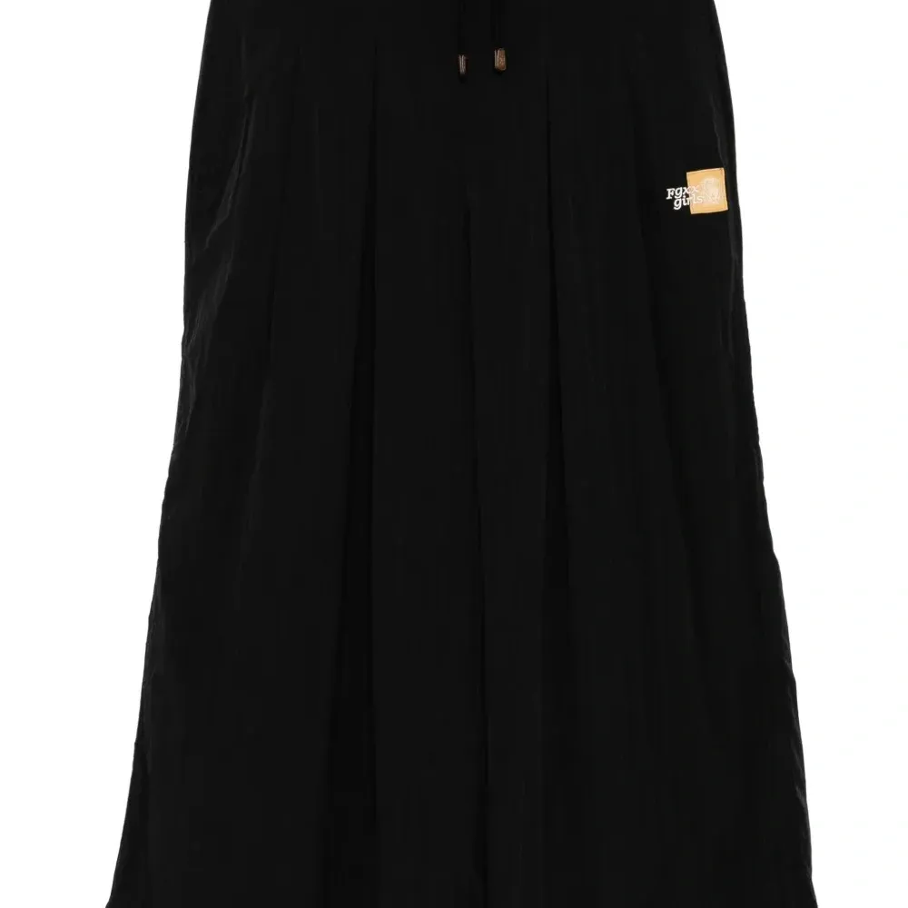 брюки с вышитым логотипом