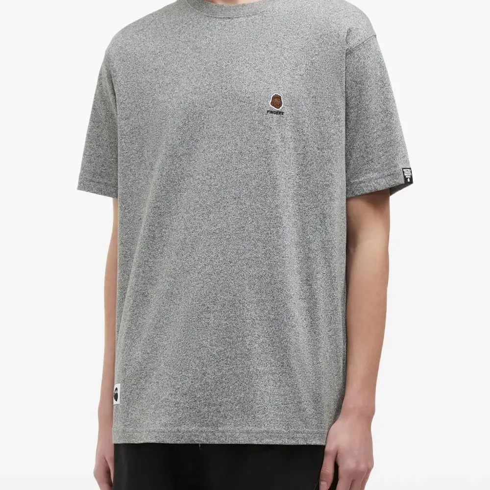 футболка с вышитым логотипом