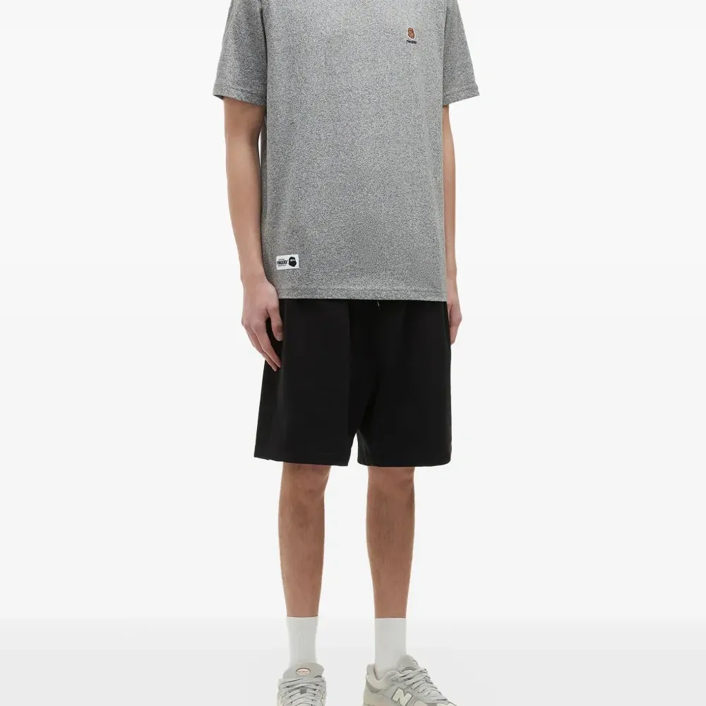 футболка с вышитым логотипом